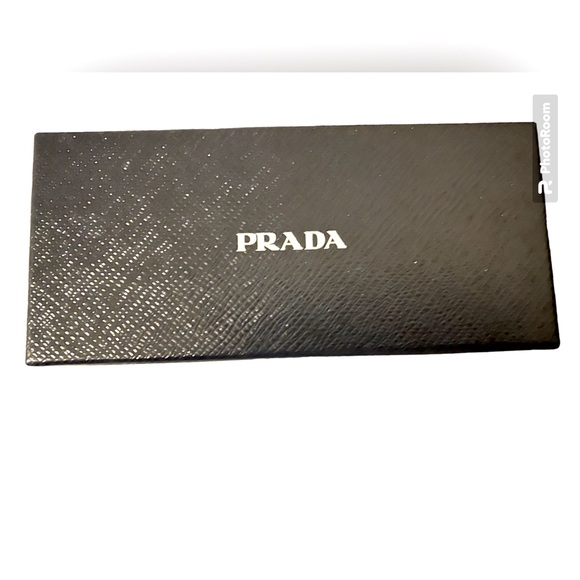 Prada - Picture 1 of 4
